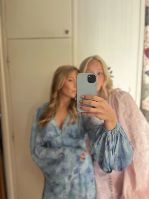 Blå Adoore klänning - Helt nytt skick använd en gång på skolavslutningen den här sommaren köpt två dagar innan!🩵💙köpt för 1600kr säljer för 1400
