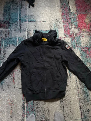 Parajumpers hoodie ( HELT NY ) - Säljer en svart hoodie från Parajumpers ( helt ny )