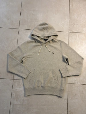 Polo Ralph Lauren hoodie  - Polo Ralph Lauren Hoodie| färg Beige svår och få tar på| Storlek XS/S jag på bilden är 178cm lång.