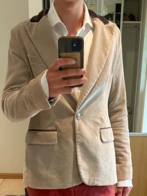 Etro Kavaj 🇮🇹 - Unik italiensk kavaj / smoking med manchestertyg med mörkbrun kontrast på kragen och ficklock. Klassisk enkelknäppning och två framfickor. Perfekt för dig som vill ha en unik twist på din outfit. Snygg smoking för finare tillfällen som cocktail. Exklusiv italiensk kvalitemärke Etro 🇮🇹 