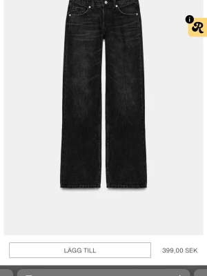 Zara wide leg  - Snygga svarta jeans med raka ben och låg midja. Jeansen har klassisk femficksdesign och är tillverkade i denim med lätt tvättad look. Perfekta för en trendig och avslappnad stil. Oanvända.