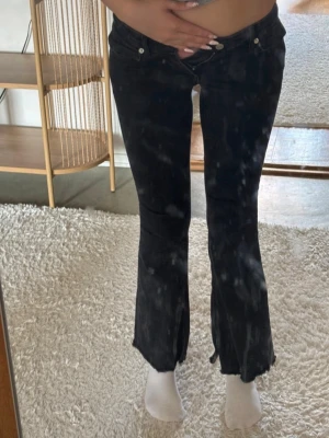 Only jeans - Lågmidjade only jeans, köpta på vinted men aldrig använt av mig, 27/34. Midja tvärs över: 33cm Innerbenslängd: 80cm