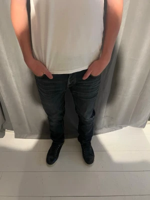 Nudie jeans  - Nudie jeans med slitningar! -Modell Grim Tim! -Storlek 32W 32L! -Skick 8/10! -Pris 349kr nypris cirka 1599kr! Hör av er vid minsta lilla fråga eller fundering! 