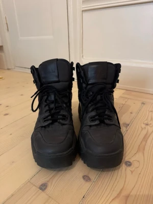 Svarta Acne boots/vintersko - Säljer ett par boots/vinterskor från acne studios, köpta vintern 2022. Hämtas i vasastan eller skickas.