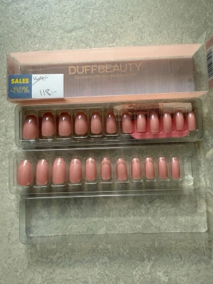 Duffbeauty press-on naglar nude - Saknas endast en nagel