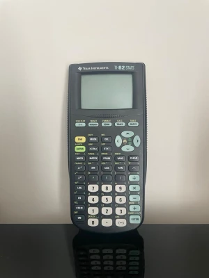 Miniräknare / grafräknare TI-82 Stats  - TI-82 Stats. Funkar perfekt med fräscha batterier. Finns i Stockholm. 