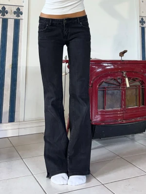 Lågmidjade jeans - Zara jeans❣️ midjemått 81cm (38cm rakt över)❣️ innerbenslängd 82cm❣️stretchiga❣️ jag är 165