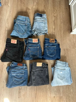 Massa low rise jeans - Skriv för fler bilder på någon du är intresserad av, ju fler du köper desto billigare pris! Alla ser lite ”bleka” ut på bilden men det är bara kameran som inte få gar upp färgen ordentligt. I verkligheten är de en ”djupare” färg och mer blå🥰olika priser för alla