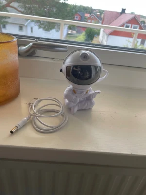 Astronaut led light - Cool nattlampa i form av en liten astronaut med spegelblank hjälm. Lampan är vit och har en USB-kabel för ström. På baksidan finns knappar för olika lägen. Perfekt som dekoration eller mysbelysning i rummet.