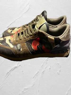 Valentino Rockrunners - Hej! Nu säljer vi dessa as feta Valentin rockrunners i väldigt bra skick! Pris: 1799| Skick: 7/10| Färg: Grön/orange| MVH emil