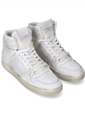 Vita high top sneakers Philippe Model - Stilrena vita high top sneakers från Philippe Model med klassisk snörning och perforerade detaljer på tån. Skorna har en robust sula och diskreta loggor på plösen. Tillverkade i läder med inslag av textil för extra komfort med den klassiska beat up sneaker looken från Philippe Model. Nypris cirka 2500-4000kr