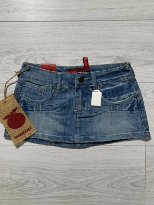 Jeanskjol 40005 - Midjemått: 32cm. Längd: 23cm. (Storlek 25.) Kolla in min profil, följ för fler plagg🙌