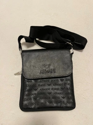 Armani jeans väska - Säljer denna fina väskan eftersom den aldrig används. Skicket är väldigt bra, och fint läder material. Priset kan diskuteras 
