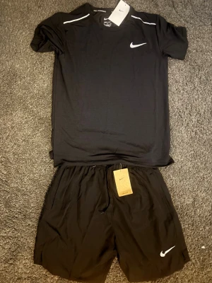 Nike Running tracksuit - Strl M, men sitter som S!! Säljer pga att storleken är liten. Nyskick!