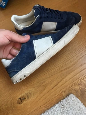 Marinblå Valentino flycrews - Hej 👋Dom är självklart äkta‼️ skornas skick är 7/10, men det finns tecken på användning, dom är inte sönder någonstans. Två nitar saknas på ena skon och tre på andra Endast skorna ingår. Frakt inom 24 h ‼️