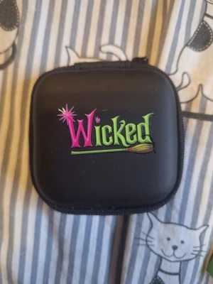 Wicked airpod case och plånbok - Wicked airpod case och plånbok aldrig använda
