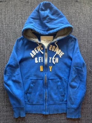 Abercrombie & fitch zip up ~ 2000’s YK2 - Säljer nu denna sjukt snygga Abercrombie & Fitch zip up hoodien | st S ~ 170–180cm | slitna detaljer från fabrik som ger den en unik look | passar perfekt nu till kyligare dagar! Modellen produceras inte längre och är därav väldigt sällsynt. Kan även gå ner lite i pris vid snabb affär🍁🫶