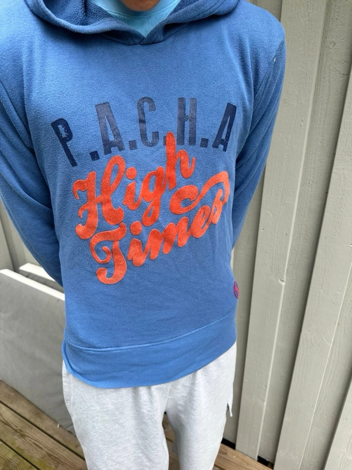 Blå hoodie med tryck P.A.C.H.A
