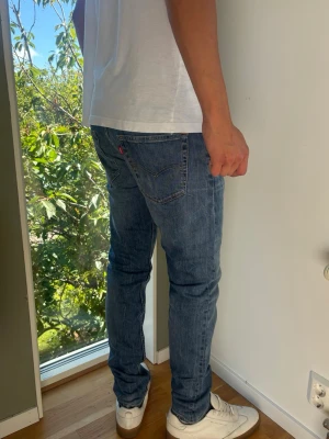 Levis 512 Jeans - Levis 512, slim-straight, mer rak vid låren, smalnar av lite neråt. Trevlig passform Färg: Blå med snygga strukturer | Modell: 512 | Storlek: W33 L34 | Skick: 9/10 | Premium Jeans. Sitter perfekt på modellen som är 189 cm. Mått: A: 42 cm B: 110 C : 16 cm D: 27,5 cm Tveka inte att höra av dig minsta fråga eller fundering! Skickas snabbt!