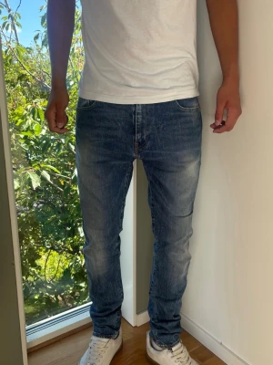Levis 520 Vintage Jeans - Levis 520. Slim och straight, mer rak vid låren, smalnar av lite neråt. Trevlig passform. Väldigt bra skick! Färg: Blå med fades | Modell: 520 | Storlek: W33 L34 | Premium Jeans. Passar bra på killen i bilden som är 189 cm.. Mått: (Måttavvikelse +-1cm) A: 43 cm B: 107 cm C: 17 cm D: 29 cm Tveka inte att höra av dig minsta fråga eller fundering! Skickas snabbt!