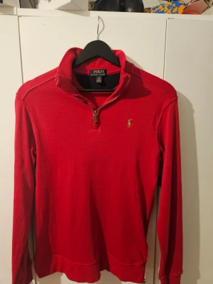 Röd halvzip tröja från Polo Ralph Lauren - Röd Ralph lauren kofta använd ENDAST 1 gång på fest annars helt ny tvättad inga fläckar eller defekter så den är som ny kom med bud gärna ✅️✌🏼