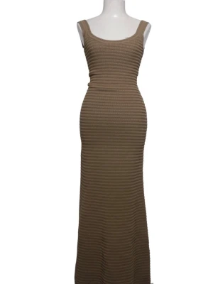 Ossi maxi dress från Adoore - Ossi maxi dress i färgen ”khaki beige” är en maxiklänning med ribbad struktur och breda axelband. Klänningen har en kroppsnära passform och är tillverkad i ett stretchigt stickat material som ger en bekväm känsla. Storlek 44, väldigt lång skulle säga 175 cm ungefär och väldigt strretcoh från M-XXL💚
