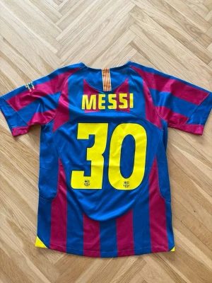 Barcelona Messi matchtröja blå/röd - Säljer en ikonisk FC Barcelona matchtröja med Messi och nummer 30 på ryggen.  I storlek S