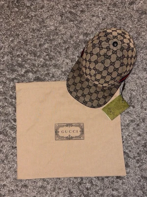 Guccii keps  - Använt fåtal gånger,tags och dustbag medföljer. Priset går att diskutera!