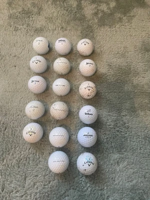 Samling golfbollar blandade märken - Säljer ett gäng vita golfbollar från olika märken som Callaway, Titleist, Wilson och Srixon. Perfekt för dig som vill fylla på golfbagen utan att lägga massa pengar på nya bollar. Där är 17 bollar