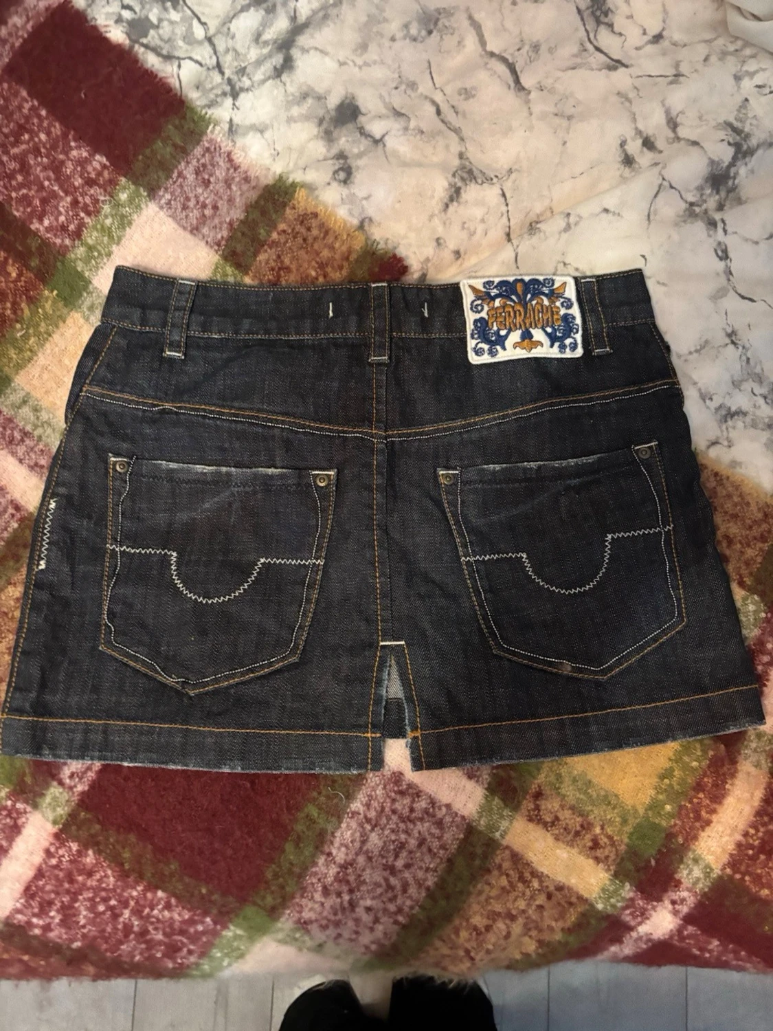 Glittrig Mörkblå jeanskjol med fickor och detaljer 