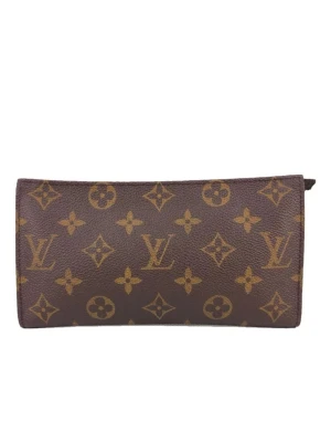 Poschette Cosmétique  - Louis Vuitton Pochette Cosmétique köpt på Vestiaire inför min bal och inte använd av mig sedan dess. Fick veta av säljaren att original dragkedjan var trasig och ersatt med en annan samt att serie numret blev togs bort efter kemtvätt🩷