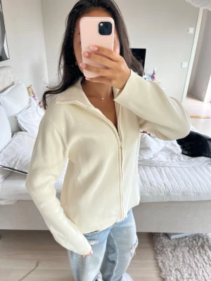 Filippa K jacka  - säljer min fina jacka från Filippa K som tyvärr inte kommer till användning längre!! den har ett snyggt och skönt ribbat material och kan bäras öppen och uppdraget. Är i storlek L men passar mig som är 161cm och brukar ha storlek 34/36 på kläder💞💞