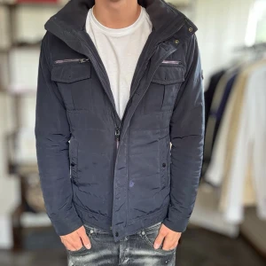 Bailey Field jacket  - Acceptabelt skick, hål på framsidan och knappar som är borta, detta ska dock gå att lösa hos en skräddare relativt enkelt! Nypris ca 3000kr. Passar dig som är 175-185cm ungefär. Modellen är 185 cm, 75 kg. Alltid billigare pris vid köp av flera varor‼️🙌Svarar alltid på frågor eller funderingar! 
