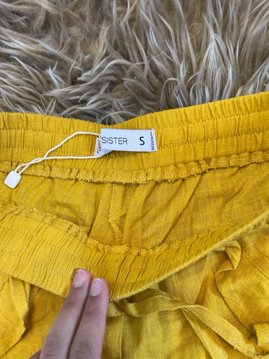 Gula linneshorts med volang från Sister - 1