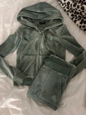 Juicy couture set - Super snyggt set från juicy couture, byxorna i storlek xxs och tröjan i xs💕