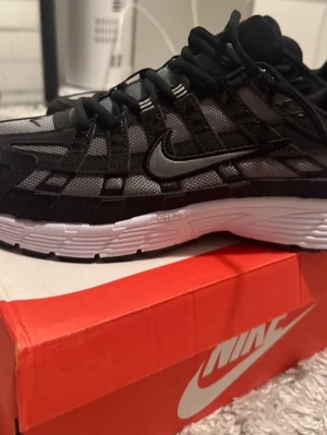 Nike  - Snygga och bekväma Nike-skor, perfekta för både vardag och träning. 