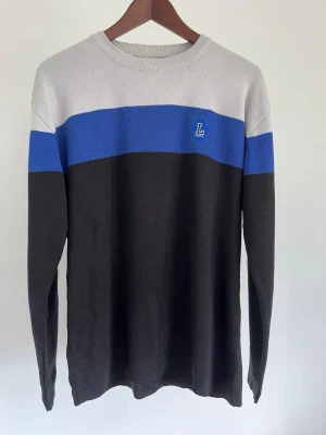 Levi’s Sweater colorblock finstickad - Levi’s Sweater Colorblock finstickad Storlek: L Passform: Regular fit Krage: Rundhals (Crew Neck) Material: Bomull Skick: Tröjan är i ett väldigt fint skick utan defekter  Nypris cirka: 800 kr