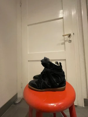 Isabel Marant skor - Hej! Säljer nu mina Isabel Marant Bekett sneakers. Säljer, då min stil har ändrats lite grann. Inköpta i Mars 2026 från Isabel Marants hemsida. Som ni ser på bilderna har skorna lite defekter men inget som syns på långt håll. Skriv om ni har några funderingar eller vill ha fler bilder. OBS: Priset är inte fast så kom med RIMLIGA förslag och tänk på att originalpris är 6500 kr på Isabel Marants hemsida. Perfekta skor till hösten!💕😁Skorna levereras med original-skokartong & dustbag!