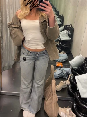 Ljusblå low waist jeans - Säljer ett par ljusblåa low waist jeans som har en lite ”rakare” bootcut och en lite lösare passform.  Jeansen kommer från weekday och är i stolek 26/32. 