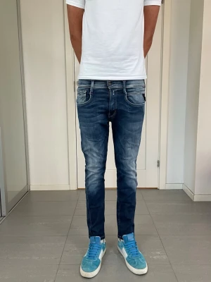 Replay Anbass Jeans  - Säljer nu dessa Replay Anbass Jeans, W31 o L30 med mått ca 37 o 95 cm. skriv för fler bilder/frågor🙌🏼