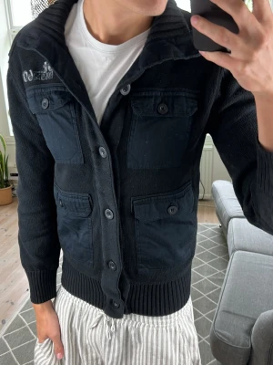 Cardigan Stickad Unik - Unik och supersnygg! Storlek L men den passar även M. Mått: A:45 B:43 C:40 D:63 (cm) Skriv vid fundering 😇🙌