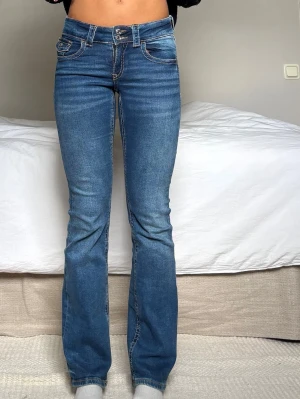 Blå bootcut jeans med låg midja - Storlek 164! Passar mig som är 171