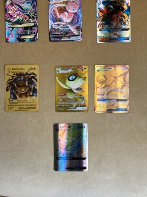 Pokémonkort samling holografiska - Säljer en samling Pokémonkort med holografisk finish. Bland korten finns motiv som Mew, Blastoise, Celebi och andra populära Pokémon. Flera av korten har guld- eller regnbågsglans och unika illustrationer. Perfekt för samlare eller Pokémonfans.
