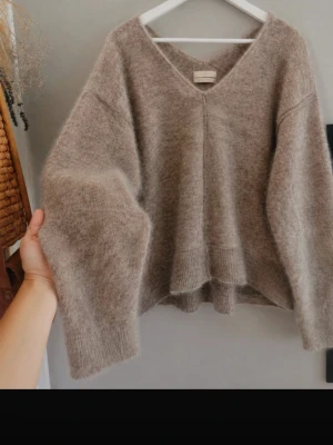 H&M Premium Taupe stickad tröja - Så fin stickad lite over-size tröja i ull och mohair. Nyskick!