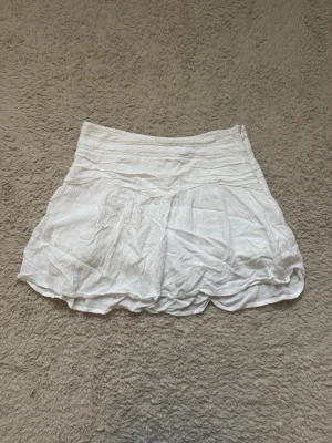 Vit minikjol pull & bear  - Supersöt vit minikjol ifrån pull & bear i storlek xs!      Inbygga shorts 