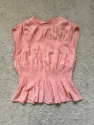 Korallrosa topp  - Superfin rosa topp ifrån H&M i storlek S🤎