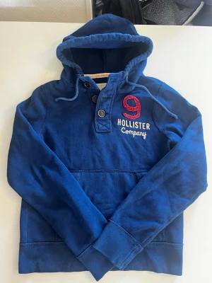 Hollister California vintage hoodie cardigan knappar (eftertraktad) - Riktigt snygg och eftertraktad Hollister California hoodie/cardigan fint skick inga fel storlek M kan även passa S skulle säga 170-179 där mellan passar bra kan ta mått vid behov. Endast 408 ej hugget i sten kom gärna med frågor och prisförslag har även mycket mer liknande i min profil alla storlekar kolla gärna stor rabatt vid köp av flera 😁✌️