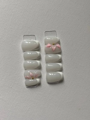 Naglar  - Milky naglar med rosa 3D blomma