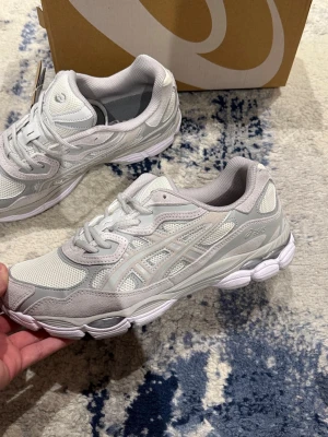 Gråa asics - -