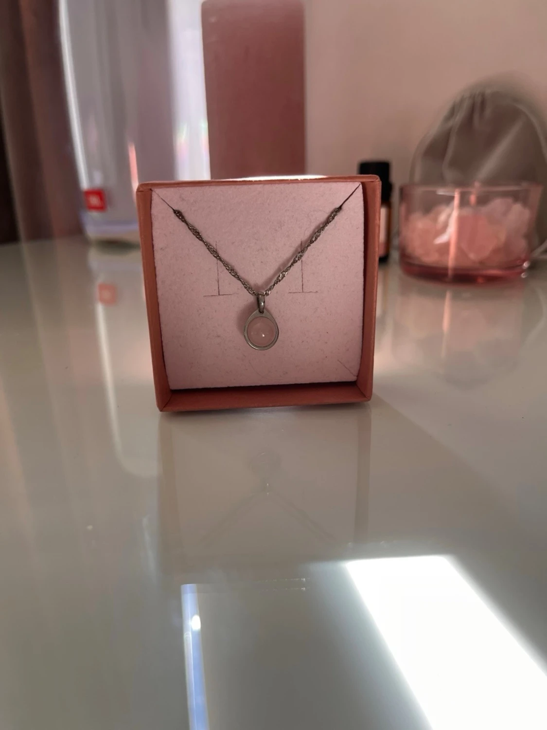 Silverhalsband med rund rosa sten - 1